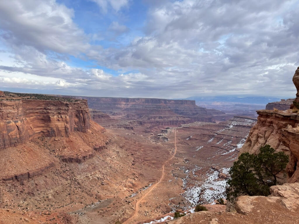 Tips for spending one day visiting Canyonlands National Park - Island in the Sky district in Utah.