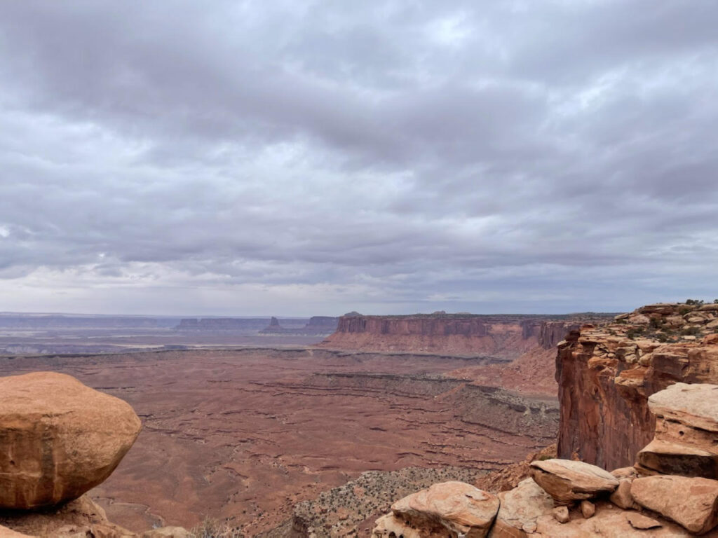 Tips for spending one day visiting Canyonlands National Park - Island in the Sky district in Utah.