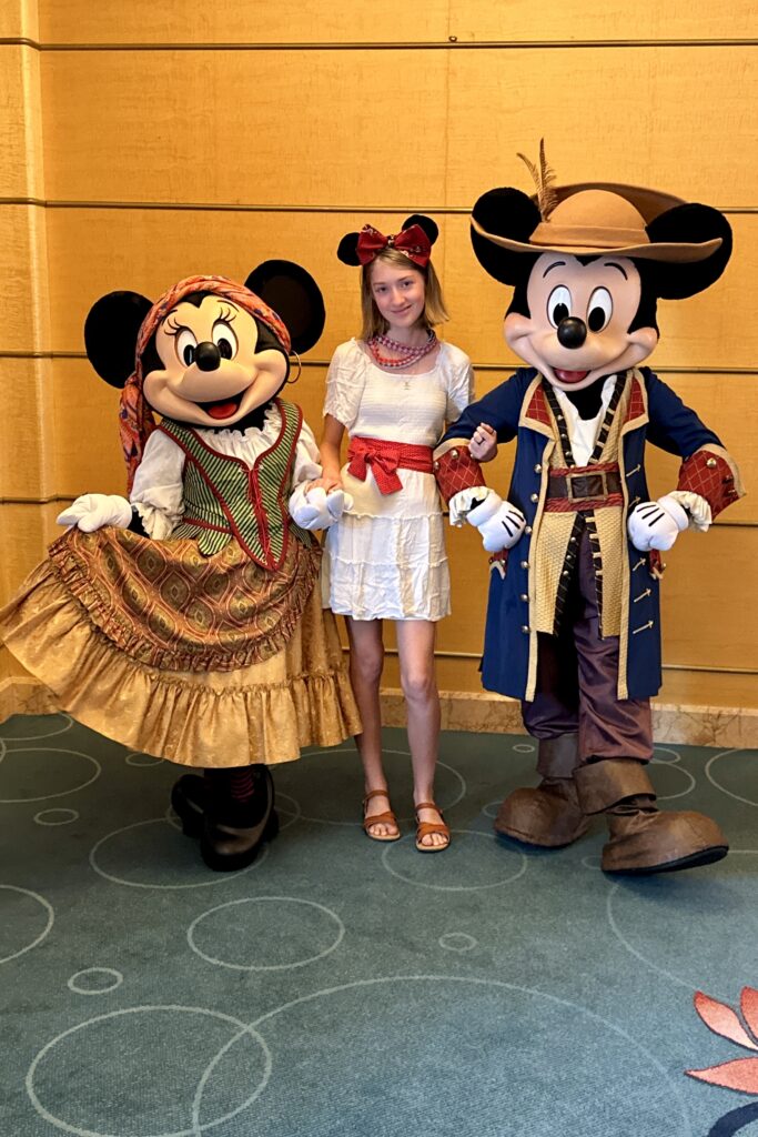 This simple-to-make, DIY Pirate-themed Minnie Bow is the perfect addition to your next Disney Cruise.
