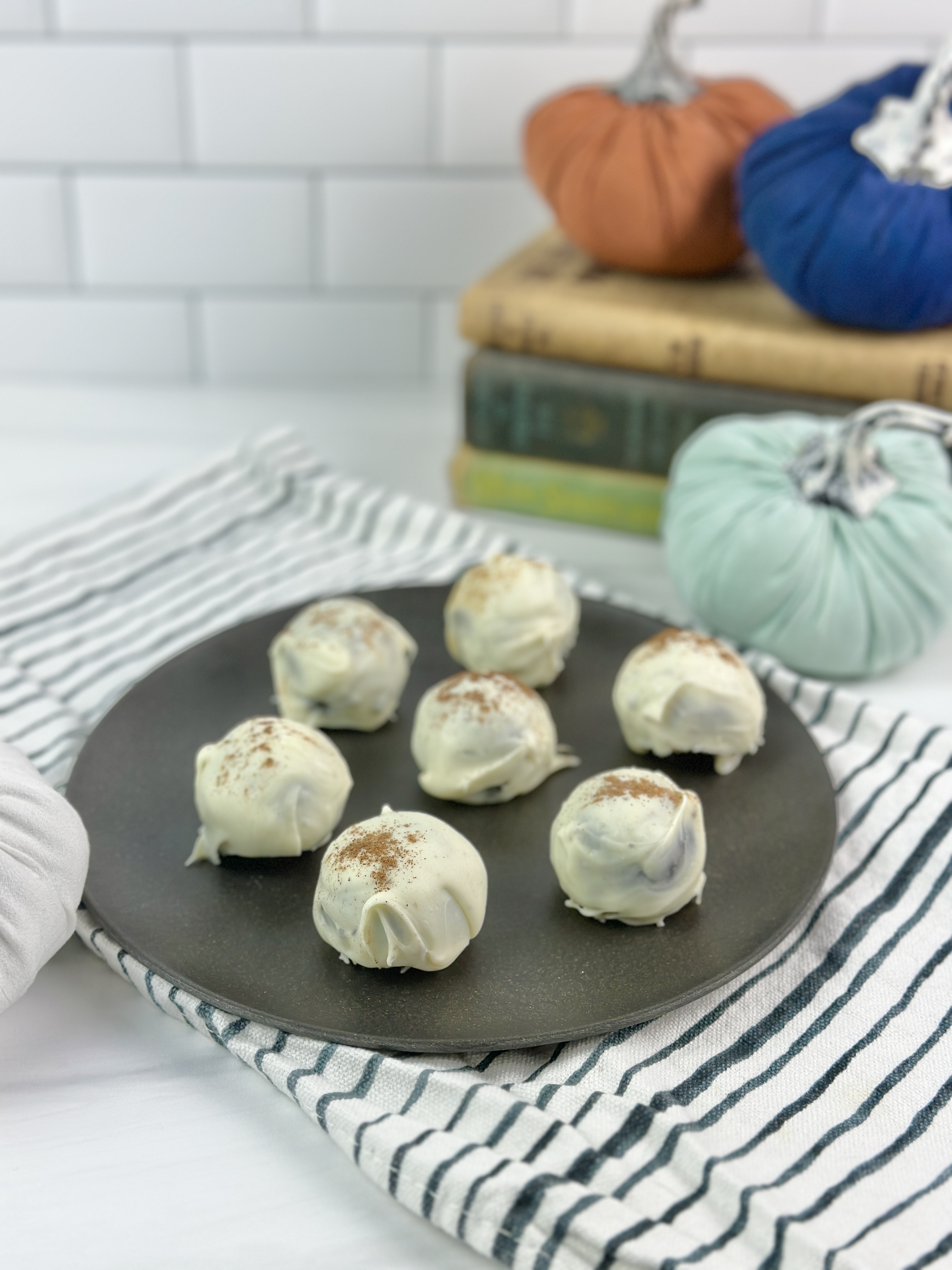 These Pumpkin Spice Oreo Truffles are perfect for the fall season – they are easy to make and only take four ingredients.