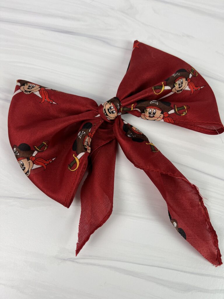 This simple-to-make, DIY Pirate-themed Minnie Bow is the perfect addition to your next Disney Cruise.